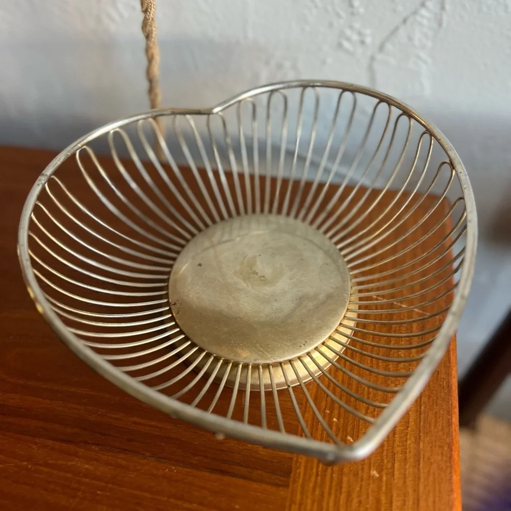 Vintage Mid Century Modern Brass Heart Basket Wire Fruit Bowl, Hollywood Regency